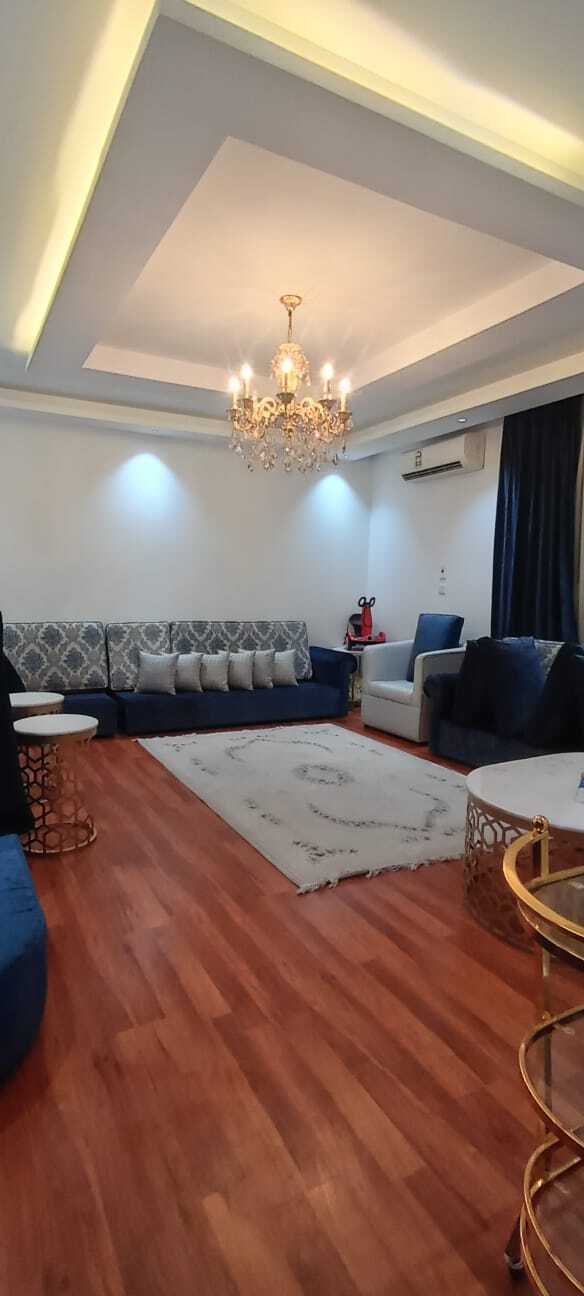 غرفة الجلوس بعد التنظيف