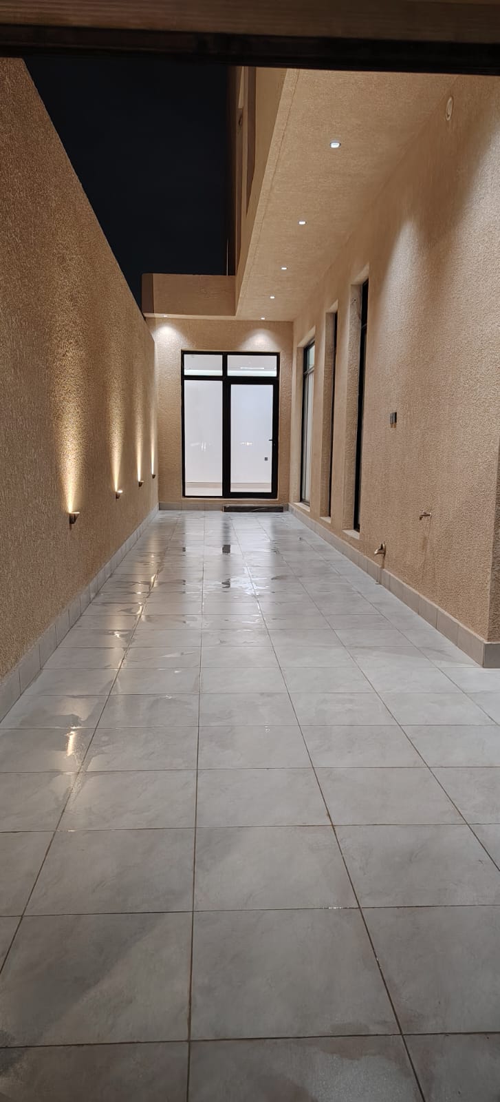 الممر الخارجي بعد التنظيف
