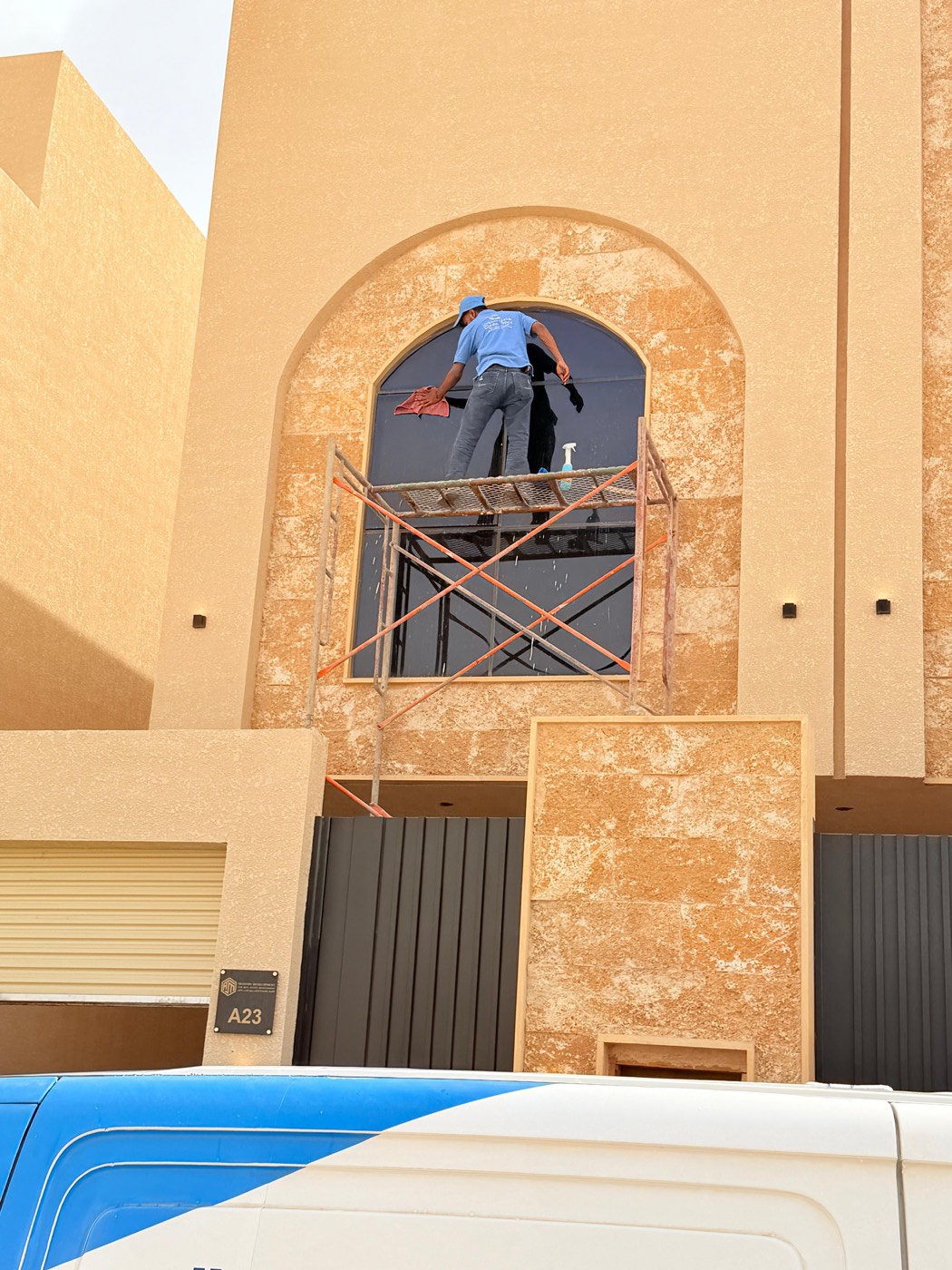 تنظيف النوافذ الخارجية من السقالة